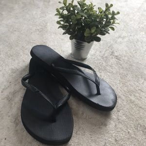 American Eagle Black Flip Flops